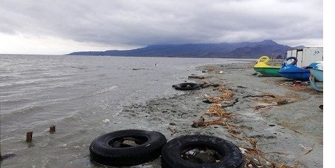 وسعت دریاچه ارومیه. فقط در یک سال اخیر ۲۲ کیلومتر‌مربع کاهش یافته است