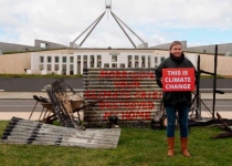 اعتراض اقلیمی متفاوت یک زن در استرالیا