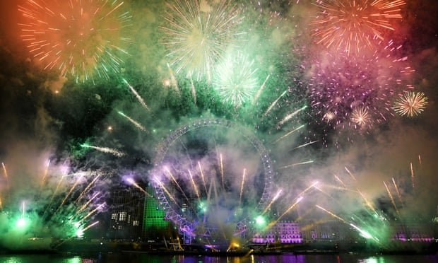 آتش بازی های سال نو آسمان لندن را پر از ذرات فلزی کرد
