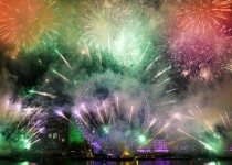 آتش بازی های سال نو آسمان لندن را پر از ذرات فلزی کرد