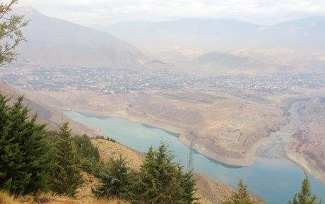 اینجا سد لتیان است و هرچه آب در کف داشته هرزآب شده است