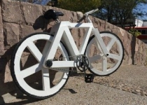 دوچرخه‌ای که از بازیافت کاغذ و پلاستیک ساخته شده