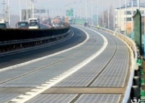 پنل های خورشیدی خودروهای برقی را شارژ می کنند