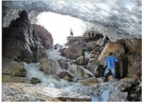  گردشگری در غارهای یخی