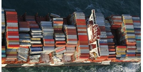 سقوط بیش از ۲۵۰ کانتینر کشتی باربری در ساحل هلند و آلودگی دریا