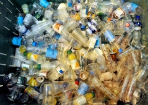 دختران و زنان انگلیسی خواستار کاهش استفاده از پلاستیک شدند