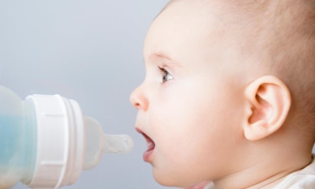 نوزادانی که از طریق بطری شیر تغذیه می شوند روزانه میلیون ها ذره میکروپلاستیک را می بلعند