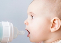 نوزادانی که از طریق بطری شیر تغذیه می شوند روزانه میلیون ها ذره میکروپلاستیک را می بلعند