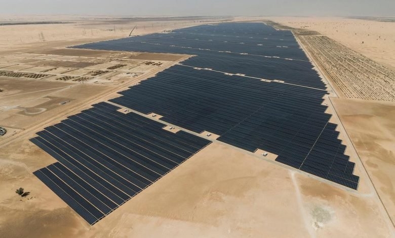 پروژه های مزارع خورشیدی امارات: دریاچه هایی در میان شنزارها