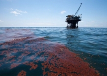 آب‌های جزیره خارگ باز هم به نفت آلوده شد