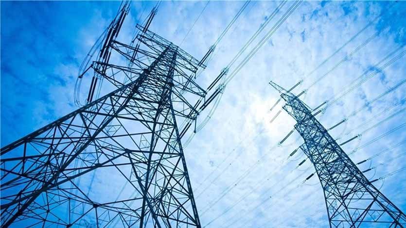 حداقل 3000 مگاوات کمبود برق برای پیک سال آینده داریم برق معاون هماهنگی توزیع شرکت توانیر گفت: برای پیک مصرف سال آینده حداقل سه هزار مگاوات کمبود برق داریم که باید از طریق مدیریت مصرف جبران شود. به گزارش خبرنگار ایسنا، محمودرضا حقیفام در مراسم معارفه مدیرعامل شرکت توزیع نیروی برق استان کرمانشاه که امروز(22 دی) برگزار شد با اشاره به اینکه میزان تامین برق کشور در پیک سال جاری به 53 هزار مگاوات رسید، افزود: پیشبینی میکنیم نیاز سال آینده در پیک مصرف به 61 هزار مگاوات برسد. وی از کمبود حدود هشت هزار مگاواتی برای پیک سال آینده خبر داد و عنوان کرد: برای جبران پنج هزار مگاوات از این میزان برنامهریزی برای ساخت نیروگاههای جدید انجام شده است. سه هزار مگاوات کمبود باقی مانده را نیز باید با مدیریت مصرف در بخشهای مختلف جبران کنیم. به گفته این مسئول، اگر به جای نیاز به احداث نیروگاه بتوانیم این کمبود سه هزار مگاواتی را از طریق مدیریت مصرف جبران کنیم، دو میلیارد دلار سرمایهگذاری صرفه جویی خواهد شد. حقیفام از برنامههای شرکت توانیر برای کاهش تلفات انرژی برق هم یاد کرد و افزود: میزان تلفات طی چهار سال گذشته از 15.6 درصد به 10.3 درصد کاهش یافته است. وی با اشاره به صرفهجویی که از محل کاهش تلفات در این مدت صورت گرفته، اضافه کرد: کاهش یک درصدی مصرف در هر سال 250 تا 300 میلیارد تومان به صنعت برق کمک میکند. معاون هماهنگی توزیع شرکت توانیر با بیان اینکه شرکتهای استانها نیز باید به دنبال کاهش تلفات باشند، ادامه داد: متاسفانه در کرمانشاه شاهد بالا رفتن تلفات بوده ایم که البته بخشی از آن مربوط به مسائل زلزله است. حقیفام یکی دیگر از اهداف شرکت توانیر را تامین برق پایدار و کاهش خاموشیها اعلام کرد و یادآور شد: کشور ما با تغییرات اقلیمی زیادی مواجه است که نمونه آن را در بروز سیل و طوفان میبینیم و باید شبکه ها را در برابر این شرایط جوی و حوادث پایدار کنیم. وی بر لزوم توسعه دولت الکترونیک در بحث ارائه خدمات به مشترکین هم تاکید کرد و گفت: نتیجه این امر سلامت اداری و کاهش بروکراسی است. معاون هماهنگی توزیع شرکت توانیر استفاده از تکنولوژیهای روز، کاهش روشهای سنتی پرهزینه، مدیریت داراییها و ... را از دیگر اولویتهای شرکت توانیر اعلام کرد که باید در استانها هم پیگیری شود.