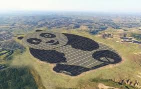 نیروگاه خورشیدی شبیه به پاندا که از ماه نیز پیداست