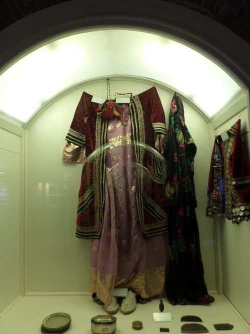 لباس زنان مربوط به دوره کاسیت ها قبل از ورود آریایی ها به ایران