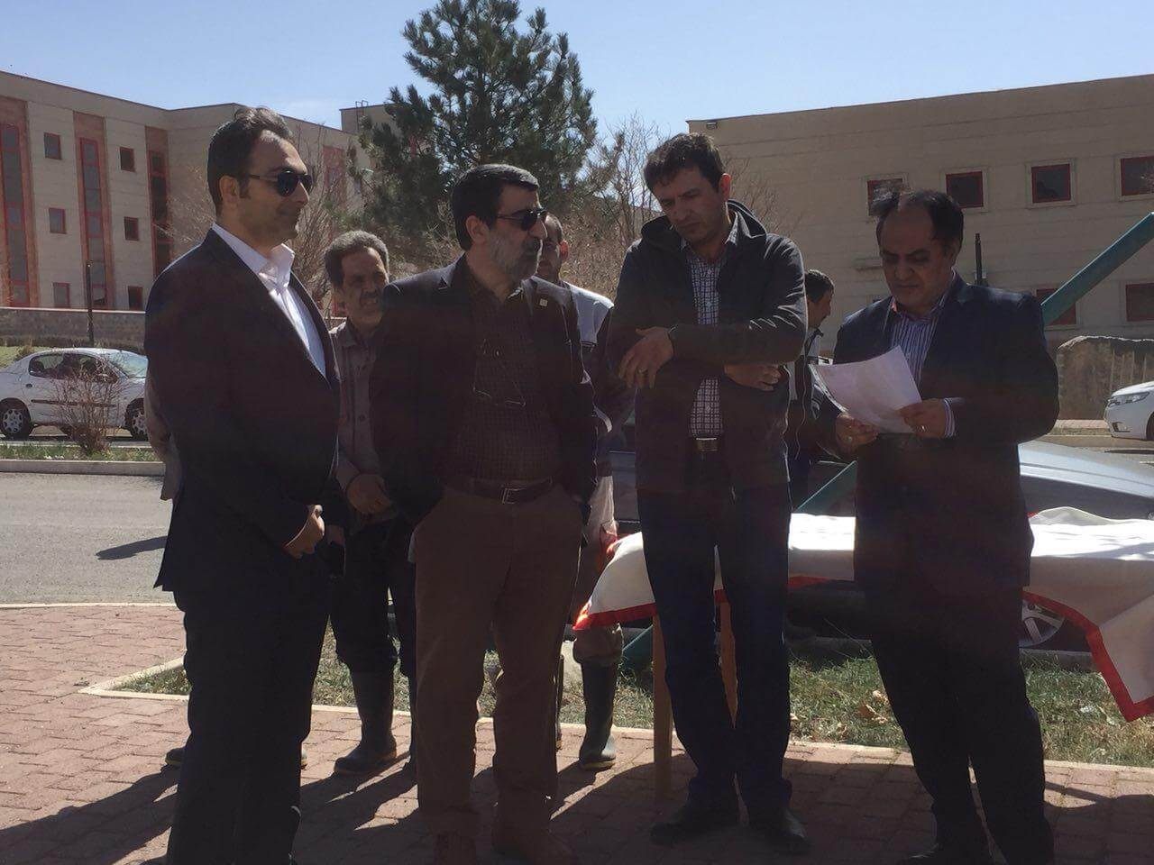 حیدرزاده در کنار مسولین در درختکاری زنجان