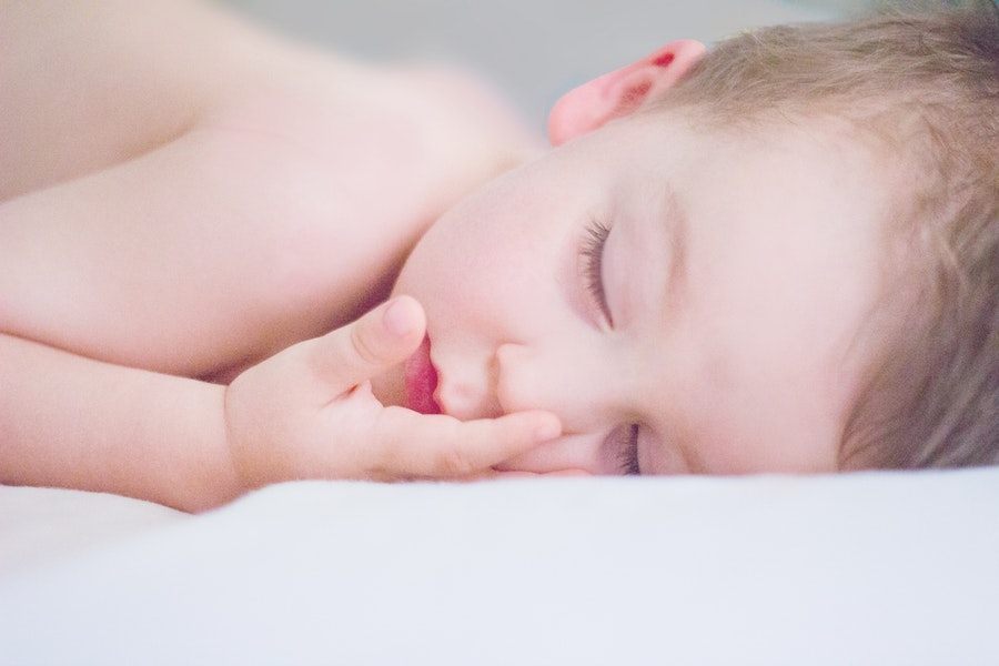رابطه بین خواب و رشد مغز در نوزادان و کودکان چیست؟