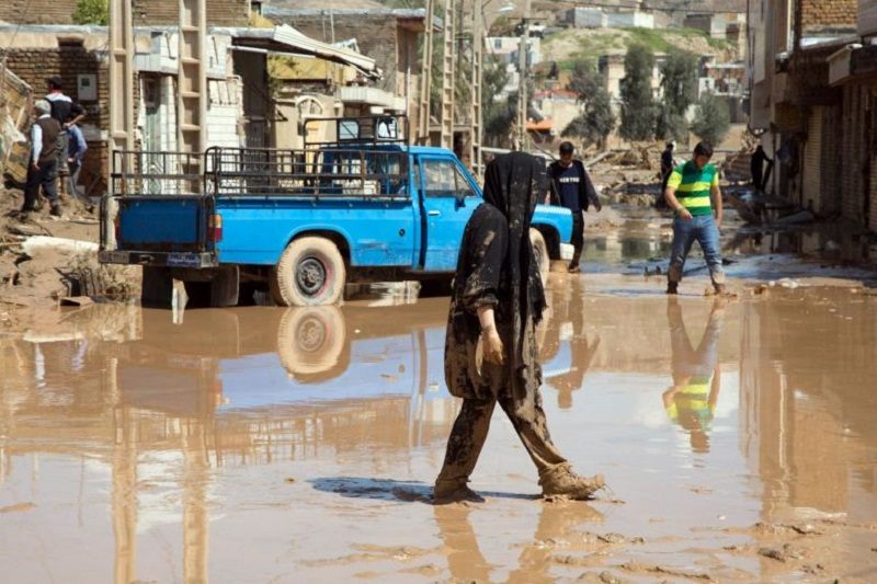 جهت مشاهده مهمترین مطالب مرتبط می توانید بر روی هر یک از عناوین زیر کلیک کنید:  کاهش مصیبتهای سیلهای اخیر با فناوری‌های دانش بنیان​ خسارت سیل، دست انتقام آب از توسعه ناپایدار​ بلایای طبیعی و خسارتهای اقتصادی ناشی از آن با نگاهی به خسارات  اقتصادی سیل در ایران بررسی ابعاد اقتصادی سیل​ داشتن برنامه برای مقابله با سیل الزامی است علت سیل لرستان چه بود؟