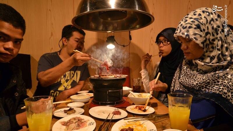 مسلمانان تایلندی در رستوران حلال در ژاپن