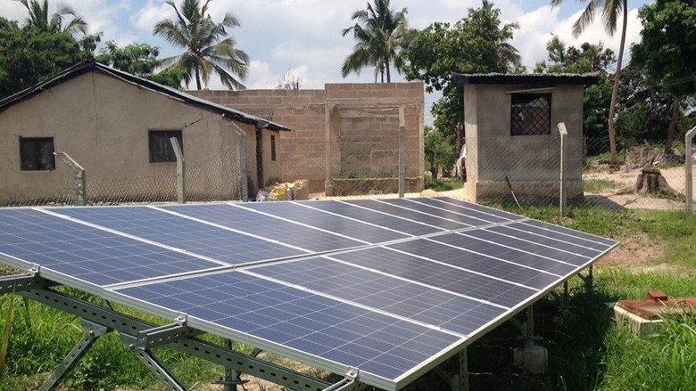 سیستم تولید برق خورشیدی در یک منطقه روستایی دور افتاده
