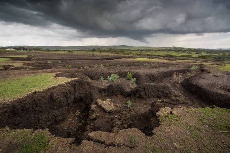 فرسایش خاک در اثر سیلاب و خشکسالی رخ می دهد