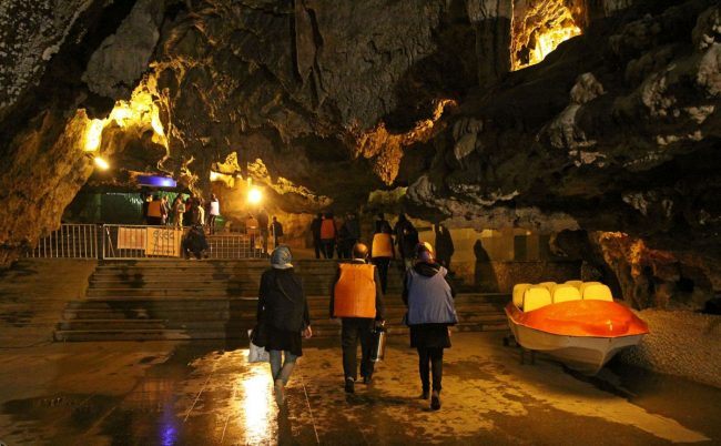 5 غار شگفت انگیز در ایران که باید دید این بار از میان جاذبههای گردشگری ایران سراغ غارهای بینظیر سرزمینمان رفتیم؛ جاذبهای که تعداد آن در ایران هرچند کم نیست، ولی با این وجود تعداد کسانی که با این جاذبه آشنا هستند، انگشت شمارند. 5 غار شگفت انگیز در ایران که باید دیدبه گزارش گروه وبگردی باشگاه خبرنگاران جوان، این بار از میان جاذبههای گردشگری ایران سراغ غارهای بینظیر سرزمینمان رفتیم؛ جاذبهای که تعداد آن در ایران هرچند کم نیست، ولی با این وجود تعداد کسانی که با این جاذبه آشنا هستند، انگشت شمارند. در این مطلب می خواهیم شما را با تعدادی از غارهای بینظیری که در ایران وجود دارد، آشنا کنیم. پس این مطلب جذاب را از دست ندهید و با ما همراه باشید. غار علیصدر کمتر کسی هست که نام غار علیصدر همدان به گوشش آشنا نباشد. این غار بزرگترین غار آبی جهان است. امروزه بخشهایی از معابر کشفرشده غار علیصدر با پروژکتور نورپردازی شده و توسط قایق امکان بازدید از آنها میسر است. دالانهای آبی با سقفی مملو از قندیل حقیقتا یکی از شاهکارهای جهان هستی است که نباید فرصت بازدید از این جاذبه زیبا را از دست داد. غار کتلهخور این غار در دل کوه ساقیزلو در استان زنجان واقع شده و برخلاف غار علیصدر در زمره غارهای خشکی ردهبندی میشود. نکته جالب در خصوص این غار خالص بودن ترکیبات آهکی موجود در قندیلهای آن است که موجب شفافیت و در نتیجه زیبایی منحصربه فرد این غار بینظیر شده است. در این غار شما میتوانید شاهد دهلیزها، گذرگاهها، ستونهای عظیم و تعدادی قندیلهای توخالی و خاص که جزو کمیابترین قندیلها هستند، باشید. غار چال نجیر این غار طبیعی یکی از زیباترین جاذبههای گردشگری ایران در منطقه استان مرکزی به شمار میرود و از غارهای آهکی و زنده دنیا محسوب میشود. قرار گرفتن غار در دامنه کوه دسترسی به آن را بسیار آسان کرده و بازدیدکنندگان بهراحتی قادر به بازدید از این محل هستند. تنوع سنگهای موجود و کریستالهایی با شکلهای مختلف مثل آبشار، زیبایی خاصی به آن داده است؛ بهطوریکه هر بینندهای را به شگفتی وامیدارد. غار سنگشکنان این غار زیبا توسط عدهای از سنگتراشان استان فارس در دل کوهی نزدیک شهرستان جهرم به وجود آمده است. هرچند زمان دقیق ساخت آن مشخص نیست، ولی آنچه از شواهد پیداست این است که سنگتراشان جهرمی سنگهای غار را استخراج میکردند و هنگام برداشت سنگ برای جلوگیری از تخریب غار، بعد از چند متر پیشروی، ستونهایی را بهجا گذاشتهاند که این امر، موجب زیبایی بیشتر غار شده و آن را به یکی از زیباترین غارهای دستساز سنگی جهان تبدیل کرده است. غار کرفتو غار کرفتو یکی از جذابترین نقاط دیدنی استان کردستان محسوب میشود که ایرانیان باستان با وسایل دستی آن را ایجاد کردهاند. این غار آهکی به علت وجود کتیبه یونانی که در آن از الهه هراکلس نام برده شده، بهعنوان معبد هراکلس یاد میشود. این غار متشکل از ۴ طبقه است که دالانها و راهروهای عبوری نشان از نوعی معماری پیشرفته در آن زمان دارد. همچنین در بعضی از اتاقها نقوشی از حیوانات، انسان و گیاه حجاری شده است.